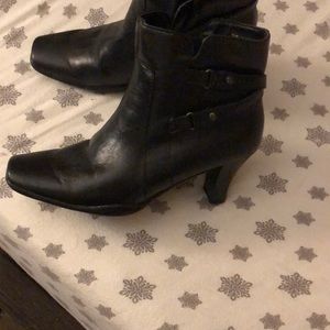 Aerosol heeled boots